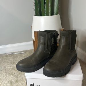 Army green low cut boots